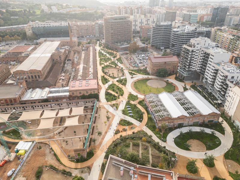 
             Vista aérea del parque de Can Batlló donde se ve el área infantil, la explana...
             Autor: Martí Petit
             Ver los detalles de la imagen Vista aérea del parque de Can Batlló donde se ve el área infantil, la explana...
             