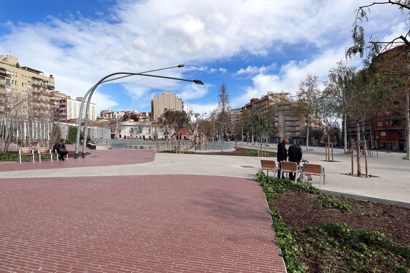 <div class='imageHoverDetail'>
             <p class='imageHoverTitle twoLineBreak'>Tram de Trinxant al parc del Camp de l'Arpa</p>
             <p class='imageHoverAutor oneLineBreak'>Autor: Vicente Zambrano González</p>
             <button class='imageHoverBtn'>Mostra els detalls de la imatge <span class='sr-only'>Tram de Trinxant al parc del Camp de l'Arpa</span></button>
             </div>