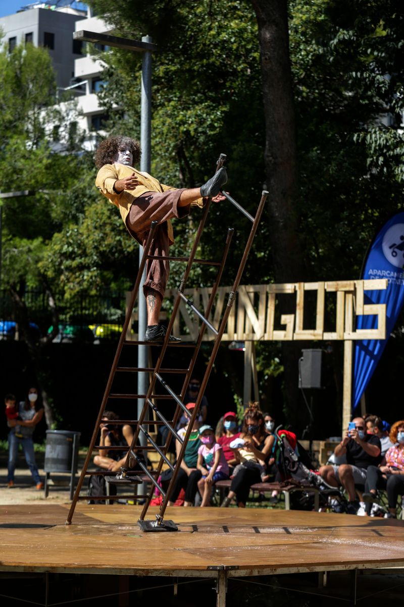 <div class='imageHoverDetail'>
             <p class='imageHoverTitle twoLineBreak'>Espectacle de música, dansa i acrobàcies "Amigoo" de la companyia Mumusic Cir...</p>
             <p class='imageHoverAutor oneLineBreak'>Autor: Consuelo Bautista</p>
             <button class='imageHoverBtn'>Mostra els detalls de la imatge <span class='sr-only'>Espectacle de música, dansa i acrobàcies "Amigoo" de la companyia Mumusic Cir...</span></button>
             </div>