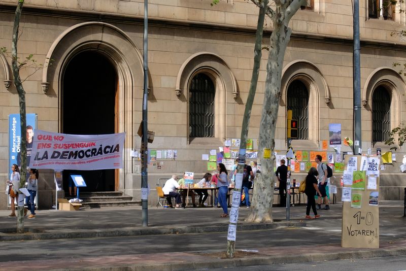 <div class='imageHoverDetail'>
             <p class='imageHoverTitle twoLineBreak'>Cartells del Referèndum de l'1 d'octubre de 2017</p>
             <p class='imageHoverAutor oneLineBreak'>Autor: Vicente Zambrano</p>
             <button class='imageHoverBtn'>Mostra els detalls de la imatge <span class='sr-only'>Cartells del Referèndum de l'1 d'octubre de 2017</span></button>
             </div>