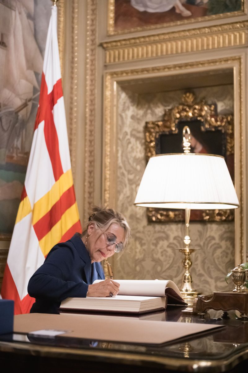 <div class='imageHoverDetail'>
             <p class='imageHoverTitle twoLineBreak'>Emma Vilarasau, actriu, signa el Llibre d’Honor al Despatx d’Honor de l’Ajun...</p>
             <p class='imageHoverAutor oneLineBreak'>Autor: Ceci Fimia</p>
             <button class='imageHoverBtn'>Mostra els detalls de la imatge <span class='sr-only'>Emma Vilarasau, actriu, signa el Llibre d’Honor al Despatx d’Honor de l’Ajun...</span></button>
             </div>