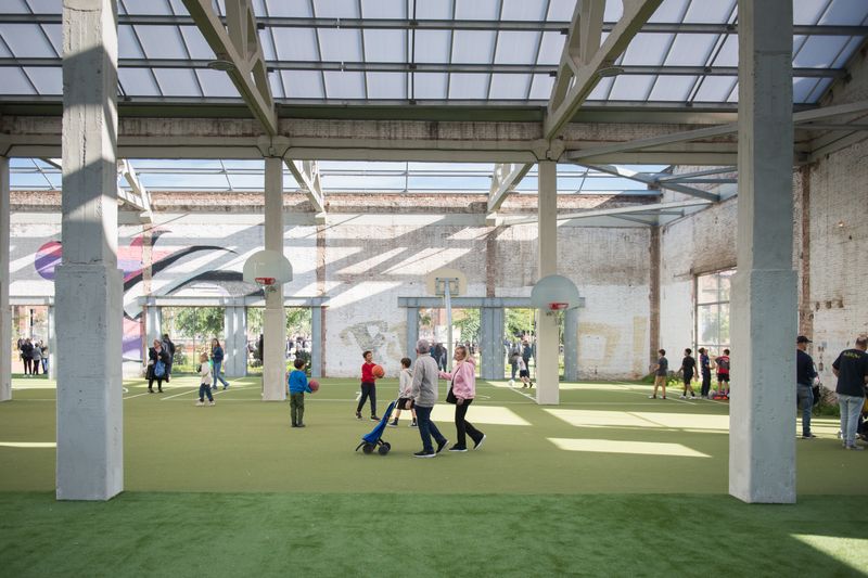 
             Visitants a l’interior de les fàbriques reformades a l’obertura del nou parc ...
             Autor: Ceci Fimia
             Mostra els detalls de la imatge Visitants a l’interior de les fàbriques reformades a l’obertura del nou parc ...
             