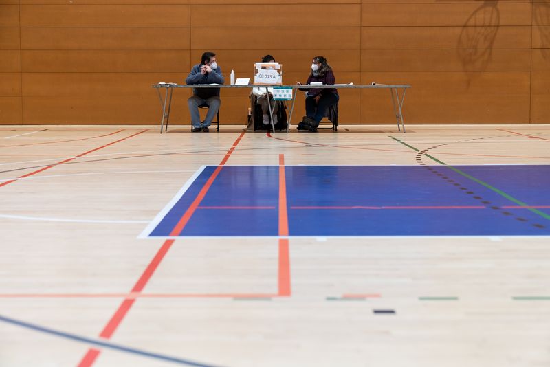 <div class='imageHoverDetail'>
             <p class='imageHoverTitle twoLineBreak'>Membres d'una mesa conversen mentre esperen l'arribada d'algun votant al Poli...</p>
             <p class='imageHoverAutor oneLineBreak'>Autor: Martí Petit</p>
             <button class='imageHoverBtn'>Mostra els detalls de la imatge <span class='sr-only'>Membres d'una mesa conversen mentre esperen l'arribada d'algun votant al Poli...</span></button>
             </div>