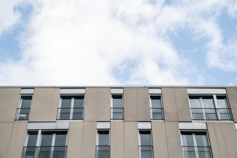 <div class='imageHoverDetail'>
             <p class='imageHoverTitle twoLineBreak'>Edifici de protecció oficial a Sarrià en conflicte amb el fons inversor Azora</p>
             <p class='imageHoverAutor oneLineBreak'>Autor: Martí Petit</p>
             <button class='imageHoverBtn'>Mostra els detalls de la imatge <span class='sr-only'>Edifici de protecció oficial a Sarrià en conflicte amb el fons inversor Azora</span></button>
             </div>