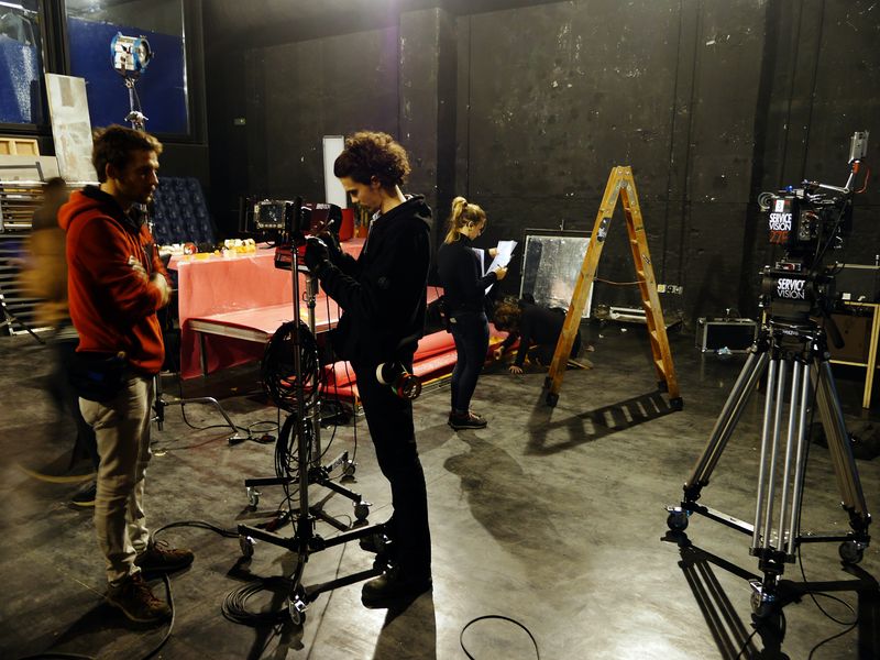 <div class='imageHoverDetail'>
             <p class='imageHoverTitle twoLineBreak'>CPiR d'Arts Visuals Hangar</p>
             <p class='imageHoverAutor oneLineBreak'>Autor: Vicente Zambrano</p>
             <button class='imageHoverBtn'>Mostra els detalls de la imatge <span class='sr-only'>CPiR d'Arts Visuals Hangar</span></button>
             </div>