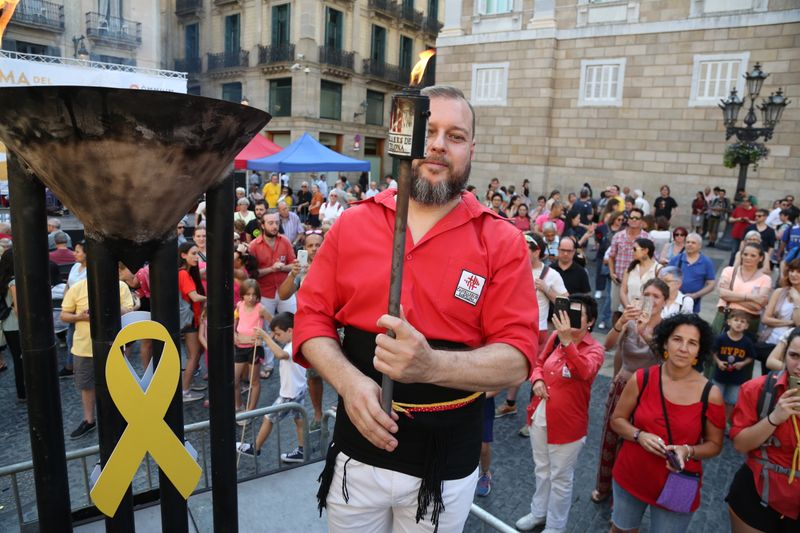 <div class='imageHoverDetail'>
             <p class='imageHoverTitle twoLineBreak'>Representant d'una colla castellera recollint en una torxa la flama del Canig...</p>
             <p class='imageHoverAutor oneLineBreak'>Autor: Laura Llach</p>
             <button class='imageHoverBtn'>Mostra els detalls de la imatge <span class='sr-only'>Representant d'una colla castellera recollint en una torxa la flama del Canig...</span></button>
             </div>