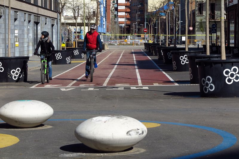 <div class='imageHoverDetail'>
             <p class='imageHoverTitle twoLineBreak'>Superilla del Poblenou. Carril bici</p>
             <p class='imageHoverAutor oneLineBreak'>Autor: Vicente Zambrano González</p>
             <button class='imageHoverBtn'>Mostra els detalls de la imatge <span class='sr-only'>Superilla del Poblenou. Carril bici</span></button>
             </div>