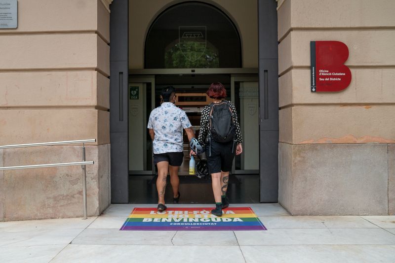 <div class='imageHoverDetail'>
             <p class='imageHoverTitle twoLineBreak'>Gent arribant a la seu de Districte de Sant Martí, on hi ha una estora a l’en...</p>
             <p class='imageHoverAutor oneLineBreak'>Autor: Paula Jaume</p>
             <button class='imageHoverBtn'>Mostra els detalls de la imatge <span class='sr-only'>Gent arribant a la seu de Districte de Sant Martí, on hi ha una estora a l’en...</span></button>
             </div>