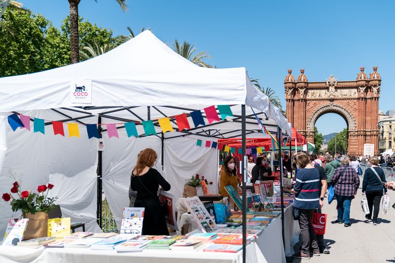 <div class='imageHoverDetail'>
             <p class='imageHoverTitle twoLineBreak'>Gent mira llibres a les parades del recinte firal del passeig de Lluís Compan...</p>
             <p class='imageHoverAutor oneLineBreak'>Autor: Mònica Moreno</p>
             <button class='imageHoverBtn'>Mostra els detalls de la imatge <span class='sr-only'>Gent mira llibres a les parades del recinte firal del passeig de Lluís Compan...</span></button>
             </div>