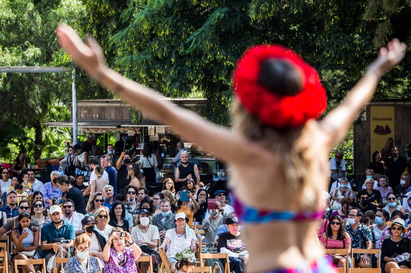 <div class='imageHoverDetail'>
             <p class='imageHoverTitle twoLineBreak'>Públic assistent a una de les actuacions de la Festa de l'Associa't al parc d...</p>
             <p class='imageHoverAutor oneLineBreak'>Autor: Pere Virgili</p>
             <button class='imageHoverBtn'>Mostra els detalls de la imatge <span class='sr-only'>Públic assistent a una de les actuacions de la Festa de l'Associa't al parc d...</span></button>
             </div>