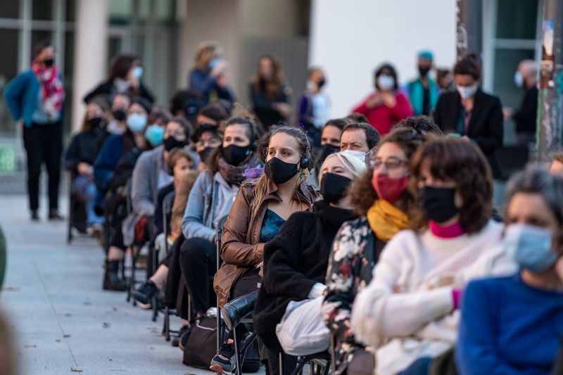 <div class='imageHoverDetail'>
             <p class='imageHoverTitle twoLineBreak'>Públic assegut a la plaça de Joan Coromines escoltant la lectura performàtica...</p>
             <p class='imageHoverAutor oneLineBreak'>Autor: Laura Guerrero</p>
             <button class='imageHoverBtn'>Mostra els detalls de la imatge <span class='sr-only'>Públic assegut a la plaça de Joan Coromines escoltant la lectura performàtica...</span></button>
             </div>