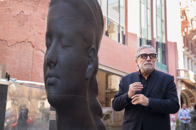 <div class='imageHoverDetail'>
             <p class='imageHoverTitle twoLineBreak'>Jaume Plensa al costat de la seva escultura</p>
             <p class='imageHoverAutor oneLineBreak'>Autor: Ceci Fimia</p>
             <button class='imageHoverBtn'>Mostra els detalls de la imatge <span class='sr-only'>Jaume Plensa al costat de la seva escultura</span></button>
             </div>