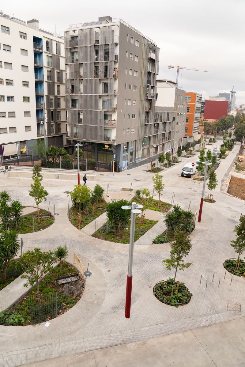 <div class='imageHoverDetail'>
             <p class='imageHoverTitle twoLineBreak'>Vista en alçada del nou eix verd a la confluència del carrer dels Almogàvers ...</p>
             <p class='imageHoverAutor oneLineBreak'>Autor: Àlex Losada</p>
             <button class='imageHoverBtn'>Mostra els detalls de la imatge <span class='sr-only'>Vista en alçada del nou eix verd a la confluència del carrer dels Almogàvers ...</span></button>
             </div>