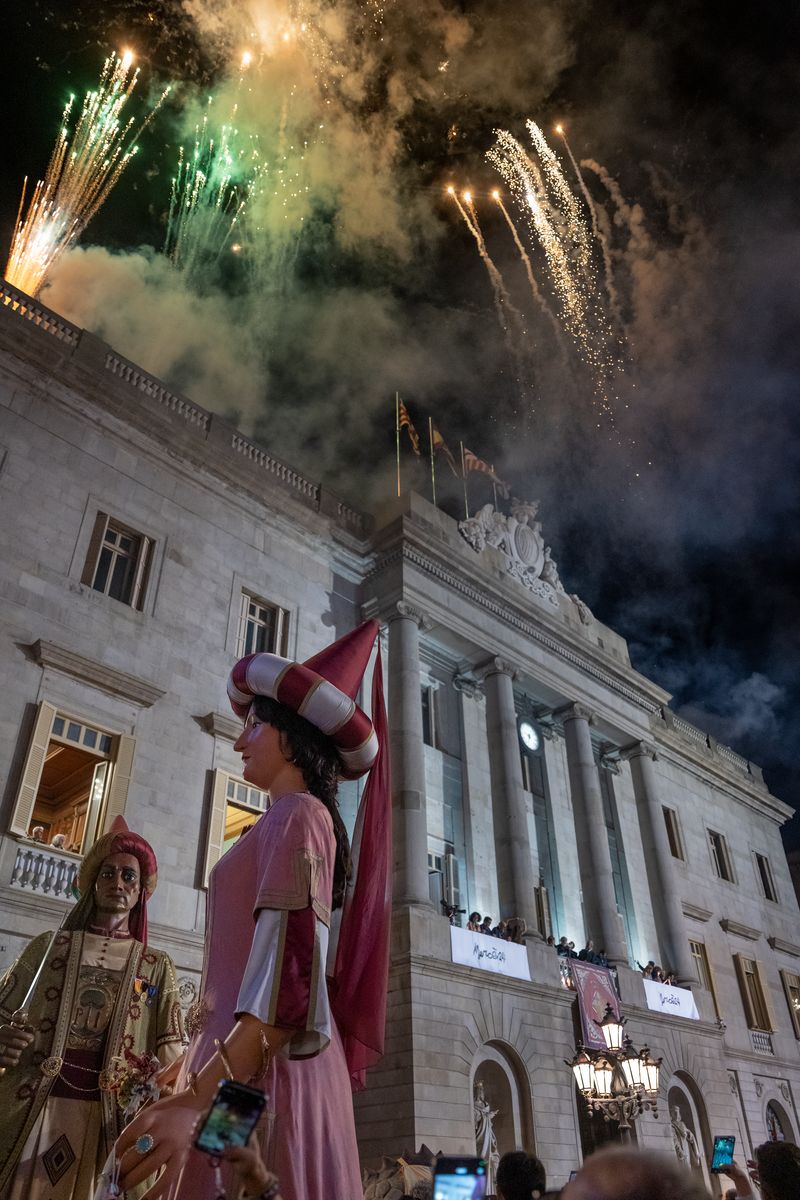 <div class='imageHoverDetail'>
             <p class='imageHoverTitle twoLineBreak'>Ball dels Gegants del Pi sota els focs artificials del toc d'inici de la Merc...</p>
             <p class='imageHoverAutor oneLineBreak'>Autor: Laura Guerrero</p>
             <button class='imageHoverBtn'>Mostra els detalls de la imatge <span class='sr-only'>Ball dels Gegants del Pi sota els focs artificials del toc d'inici de la Merc...</span></button>
             </div>