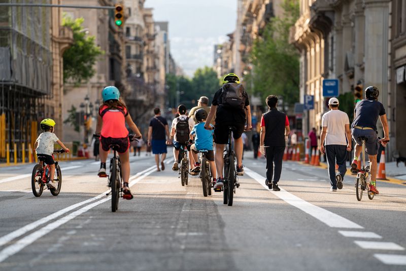 <div class='imageHoverDetail'>
             <p class='imageHoverTitle twoLineBreak'>Famílies amb nens muntant en bicicleta per l'itinerari segur de la Via Laietana</p>
             <p class='imageHoverAutor oneLineBreak'>Autor: Martí Petit</p>
             <button class='imageHoverBtn'>Mostra els detalls de la imatge <span class='sr-only'>Famílies amb nens muntant en bicicleta per l'itinerari segur de la Via Laietana</span></button>
             </div>