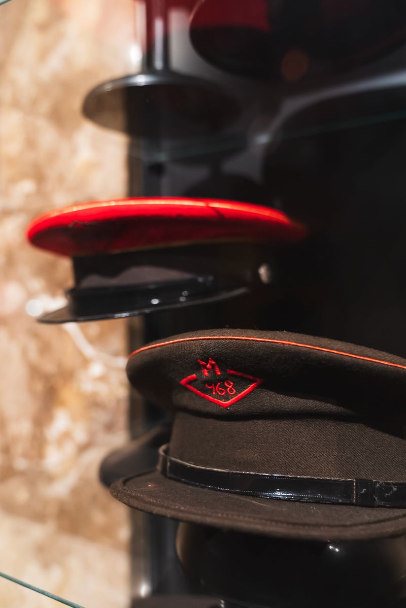 <div class='imageHoverDetail'>
             <p class='imageHoverTitle twoLineBreak'>Antigues boines de treballadors del metro de l’estació de metro fantasma Gaudí</p>
             <p class='imageHoverAutor oneLineBreak'>Autor: Josbel A. Tinoco</p>
             <button class='imageHoverBtn'>Mostra els detalls de la imatge <span class='sr-only'>Antigues boines de treballadors del metro de l’estació de metro fantasma Gaudí</span></button>
             </div>