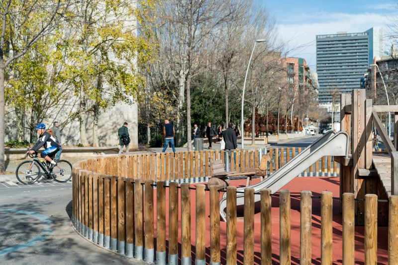 <div class='imageHoverDetail'>
             <p class='imageHoverTitle twoLineBreak'>Zona de jocs infantils a la superilla del Poblenou</p>
             <p class='imageHoverAutor oneLineBreak'>Autor: Clara Soler Chopo</p>
             <button class='imageHoverBtn'>Mostra els detalls de la imatge <span class='sr-only'>Zona de jocs infantils a la superilla del Poblenou</span></button>
             </div>