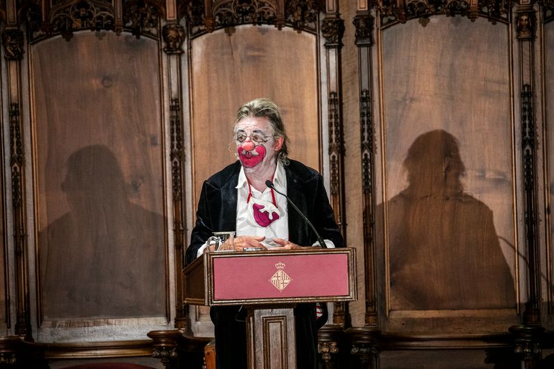 <div class='imageHoverDetail'>
             <p class='imageHoverTitle twoLineBreak'>Lectura del pregó de la Mercè 2020 a càrrec del Tortell Poltrona des d'un far...</p>
             <p class='imageHoverAutor oneLineBreak'>Autor: Edu Bayer</p>
             <button class='imageHoverBtn'>Mostra els detalls de la imatge <span class='sr-only'>Lectura del pregó de la Mercè 2020 a càrrec del Tortell Poltrona des d'un far...</span></button>
             </div>