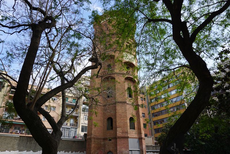 <div class='imageHoverDetail'>
             <p class='imageHoverTitle twoLineBreak'>Jardins de la Torre de les Aigües</p>
             <p class='imageHoverAutor oneLineBreak'>Autor: Vicente Zambrano González</p>
             <button class='imageHoverBtn'>Mostra els detalls de la imatge <span class='sr-only'>Jardins de la Torre de les Aigües</span></button>
             </div>