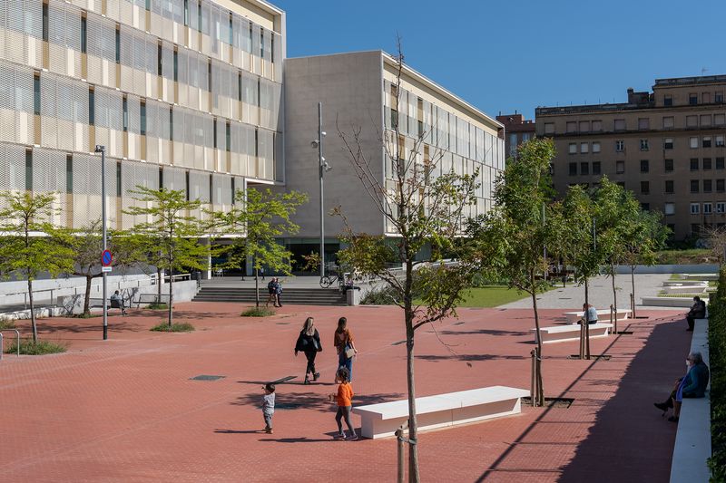 
             Gent que camina i nens que juguen a la remodelada rambla de Marta Mata a les ...
             Autor: Laura Guerrero
             Mostra els detalls de la imatge Gent que camina i nens que juguen a la remodelada rambla de Marta Mata a les ...
             