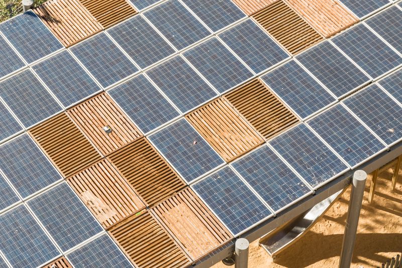 <div class='imageHoverDetail'>
             <p class='imageHoverTitle twoLineBreak'>Plaques fotovoltaiques de la pèrgola vistes des de dalt</p>
             <p class='imageHoverAutor oneLineBreak'>Autor: Sebastià Rambla</p>
             <button class='imageHoverBtn'>Mostra els detalls de la imatge <span class='sr-only'>Plaques fotovoltaiques de la pèrgola vistes des de dalt</span></button>
             </div>