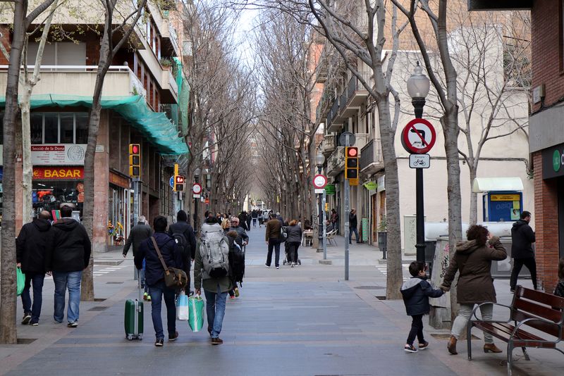 <div class='imageHoverDetail'>
             <p class='imageHoverTitle twoLineBreak'>Carrer de Rogent. Vianants</p>
             <p class='imageHoverAutor oneLineBreak'>Autor: Vicente Zambrano González</p>
             <button class='imageHoverBtn'>Mostra els detalls de la imatge <span class='sr-only'>Carrer de Rogent. Vianants</span></button>
             </div>