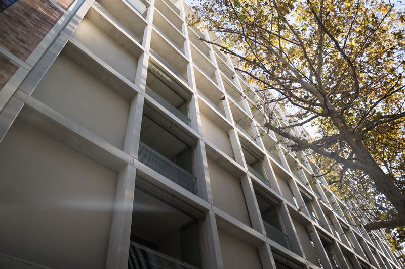 
             Façana de l’edifici d’habitatges de lloguer social al carrer de Veneçuela, 96...
             Autor: Ceci Fimia
             Mostra els detalls de la imatge Façana de l’edifici d’habitatges de lloguer social al carrer de Veneçuela, 96...
             