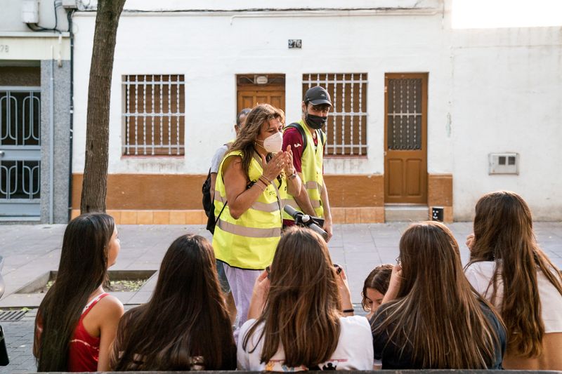 <div class='imageHoverDetail'>
             <p class='imageHoverTitle twoLineBreak'>Ajudants del Servei Municipal informen un grup de joves assegudes sense masca...</p>
             <p class='imageHoverAutor oneLineBreak'>Autor: Mònica Moreno</p>
             <button class='imageHoverBtn'>Mostra els detalls de la imatge <span class='sr-only'>Ajudants del Servei Municipal informen un grup de joves assegudes sense masca...</span></button>
             </div>