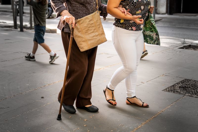 <div class='imageHoverDetail'>
             <p class='imageHoverTitle twoLineBreak'>Una dona jove acompanya durant el passeig una dona gran amb bastó pel passeig...</p>
             <p class='imageHoverAutor oneLineBreak'>Autor: Clara Soler Chopo</p>
             <button class='imageHoverBtn'>Mostra els detalls de la imatge <span class='sr-only'>Una dona jove acompanya durant el passeig una dona gran amb bastó pel passeig...</span></button>
             </div>