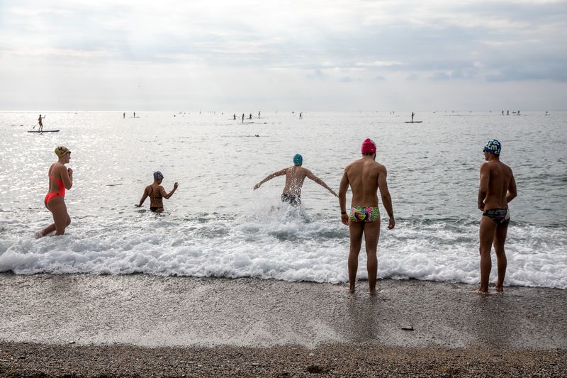 <div class='imageHoverDetail'>
             <p class='imageHoverTitle twoLineBreak'>Nedadors entrant a l'aigua i, al fons, un grup de gent practicant surf de rem</p>
             <p class='imageHoverAutor oneLineBreak'>Autor: Edu Bayer</p>
             <button class='imageHoverBtn'>Mostra els detalls de la imatge <span class='sr-only'>Nedadors entrant a l'aigua i, al fons, un grup de gent practicant surf de rem</span></button>
             </div>