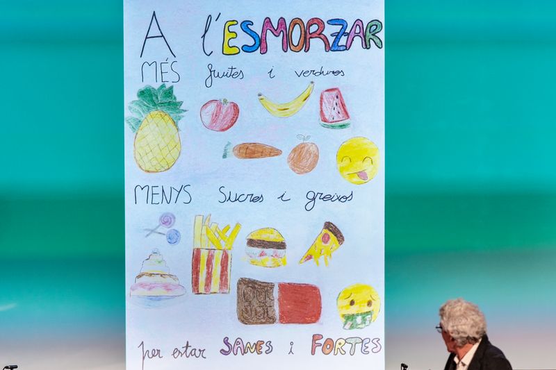 
             Juli Palou presenta un dels pòsters creats pels infants en el marc del progra...
             Autor: Laura Guerrero
             Mostra els detalls de la imatge Juli Palou presenta un dels pòsters creats pels infants en el marc del progra...
             