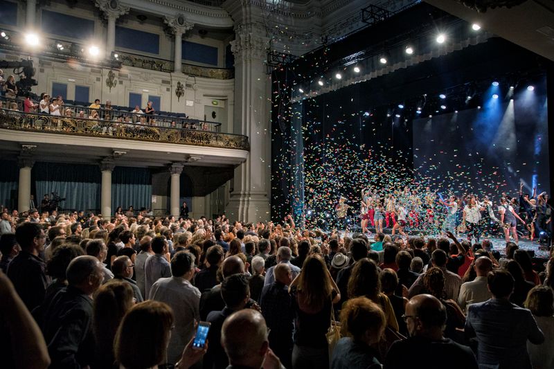 
             Fi de festa de la 17a gala "Catalunya aixeca el teló"
             Autor: Laura Guerrero
             Mostra els detalls de la imatge Fi de festa de la 17a gala "Catalunya aixeca el teló"
             