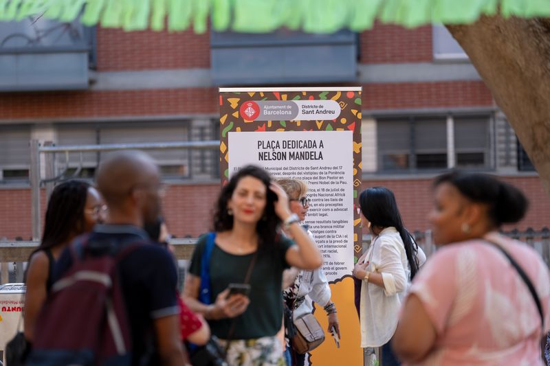 <div class='imageHoverDetail'>
             <p class='imageHoverTitle twoLineBreak'>Roll-up de la inauguració de la plaça de Nelson Mandela. En primer terme, des...</p>
             <p class='imageHoverAutor oneLineBreak'>Autor: Laura Guerrero</p>
             <button class='imageHoverBtn'>Mostra els detalls de la imatge <span class='sr-only'>Roll-up de la inauguració de la plaça de Nelson Mandela. En primer terme, des...</span></button>
             </div>