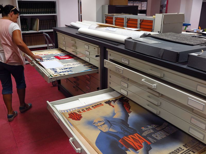 <div class='imageHoverDetail'>
             <p class='imageHoverTitle twoLineBreak'>Arxiu Històric de Sants-Montjuïc</p>
             <p class='imageHoverAutor oneLineBreak'>Autor: Vicente Zambrano</p>
             <button class='imageHoverBtn'>Mostra els detalls de la imatge <span class='sr-only'>Arxiu Històric de Sants-Montjuïc</span></button>
             </div>