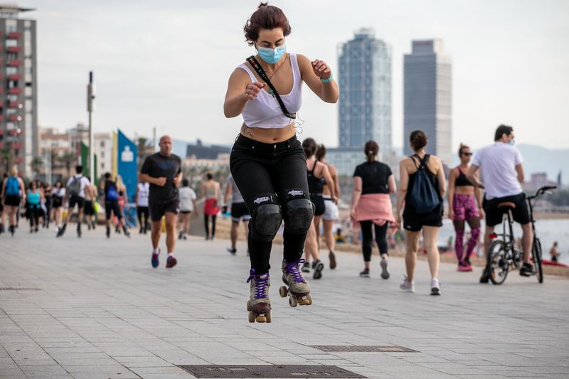 <div class='imageHoverDetail'>
             <p class='imageHoverTitle twoLineBreak'>Una patinadora amb mascareta roda pel passeig del Mare Nostrum, al seu voltan...</p>
             <p class='imageHoverAutor oneLineBreak'>Autor: Edu Bayer</p>
             <button class='imageHoverBtn'>Mostra els detalls de la imatge <span class='sr-only'>Una patinadora amb mascareta roda pel passeig del Mare Nostrum, al seu voltan...</span></button>
             </div>