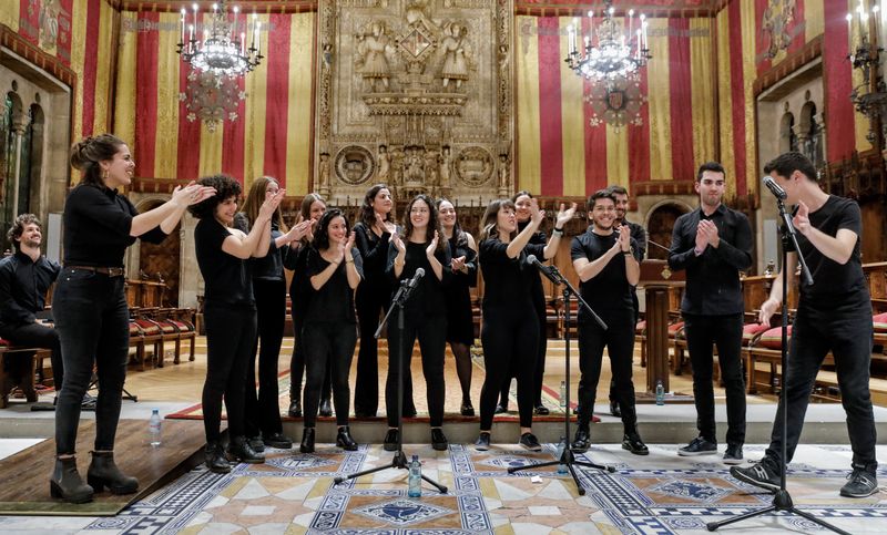 <div class='imageHoverDetail'>
             <p class='imageHoverTitle twoLineBreak'>Grup de joves cantaires, Yonder Choir, dirigit per Anna Ferrer i Coll al Saló...</p>
             <p class='imageHoverAutor oneLineBreak'>Autor: Laura Guerrero</p>
             <button class='imageHoverBtn'>Mostra els detalls de la imatge <span class='sr-only'>Grup de joves cantaires, Yonder Choir, dirigit per Anna Ferrer i Coll al Saló...</span></button>
             </div>