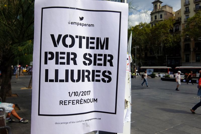 <div class='imageHoverDetail'>
             <p class='imageHoverTitle twoLineBreak'>Cartells del Referèndum de l'1 d'octubre de 2017</p>
             <p class='imageHoverAutor oneLineBreak'>Autor: Vicente Zambrano</p>
             <button class='imageHoverBtn'>Mostra els detalls de la imatge <span class='sr-only'>Cartells del Referèndum de l'1 d'octubre de 2017</span></button>
             </div>