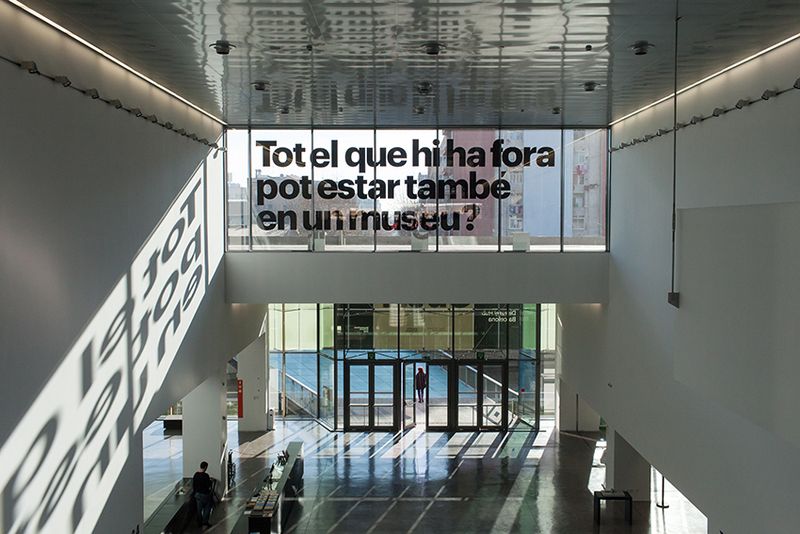 <div class='imageHoverDetail'>
             <p class='imageHoverTitle twoLineBreak'>Vestíbul del Museu del Disseny</p>
             <p class='imageHoverAutor oneLineBreak'>Autor: Paola de Grenet</p>
             <button class='imageHoverBtn'>Mostra els detalls de la imatge <span class='sr-only'>Vestíbul del Museu del Disseny</span></button>
             </div>