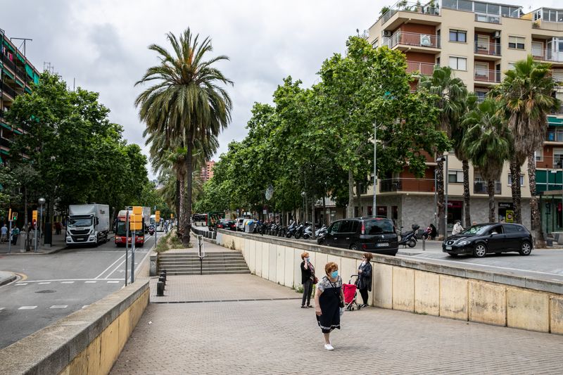 <div class='imageHoverDetail'>
             <p class='imageHoverTitle twoLineBreak'>La via Júlia amb vehicles circulant i gent caminant o fent les compres</p>
             <p class='imageHoverAutor oneLineBreak'>Autor: Edu Bayer</p>
             <button class='imageHoverBtn'>Mostra els detalls de la imatge <span class='sr-only'>La via Júlia amb vehicles circulant i gent caminant o fent les compres</span></button>
             </div>