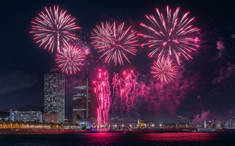 <div class='imageHoverDetail'>
             <p class='imageHoverTitle twoLineBreak'>Vista des de l’espigó del Gas dels focs artificials del XXIV Festival Pirotèc...</p>
             <p class='imageHoverAutor oneLineBreak'>Autor: Jordi de Temple</p>
             <button class='imageHoverBtn'>Mostra els detalls de la imatge <span class='sr-only'>Vista des de l’espigó del Gas dels focs artificials del XXIV Festival Pirotèc...</span></button>
             </div>