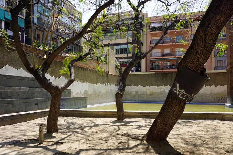 <div class='imageHoverDetail'>
             <p class='imageHoverTitle twoLineBreak'>Jardins de la Torre de les Aigües. Arbres i estany</p>
             <p class='imageHoverAutor oneLineBreak'>Autor: Vicente Zambrano González</p>
             <button class='imageHoverBtn'>Mostra els detalls de la imatge <span class='sr-only'>Jardins de la Torre de les Aigües. Arbres i estany</span></button>
             </div>