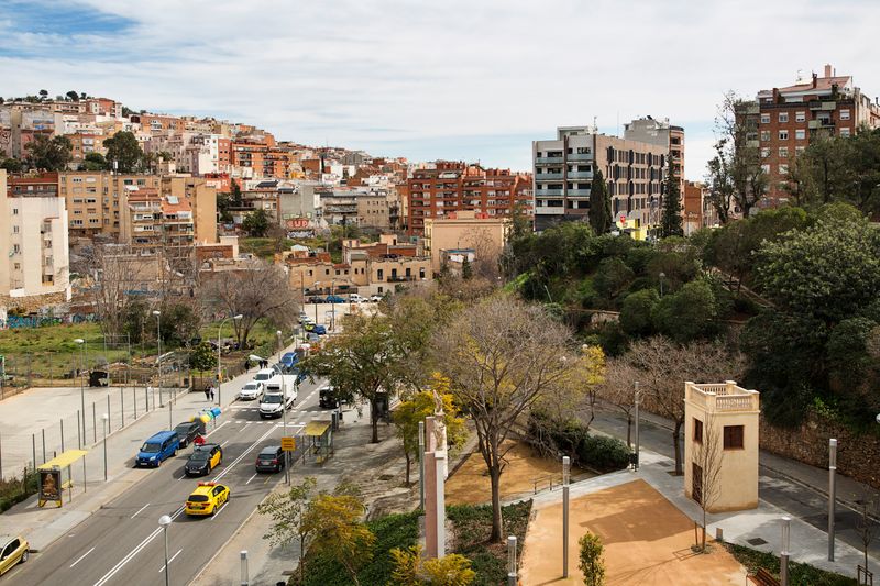 <div class='imageHoverDetail'>
             <p class='imageHoverTitle twoLineBreak'>Vista de l'Avinguda Vallcarca des del Viaducte mirant a mar</p>
             <p class='imageHoverAutor oneLineBreak'>Autor: Paola de Grenet</p>
             <button class='imageHoverBtn'>Mostra els detalls de la imatge <span class='sr-only'>Vista de l'Avinguda Vallcarca des del Viaducte mirant a mar</span></button>
             </div>