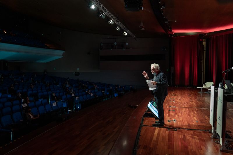 <div class='imageHoverDetail'>
             <p class='imageHoverTitle twoLineBreak'>Intervenció del Ferran Adrià durant la inauguració FHG Forum (Food & Hospital...</p>
             <p class='imageHoverAutor oneLineBreak'>Autor: Laura Guerrero</p>
             <button class='imageHoverBtn'>Mostra els detalls de la imatge <span class='sr-only'>Intervenció del Ferran Adrià durant la inauguració FHG Forum (Food & Hospital...</span></button>
             </div>