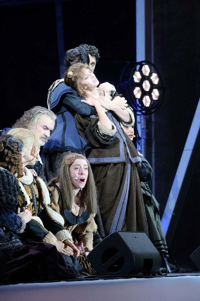 <div class='imageHoverDetail'>
             <p class='imageHoverTitle twoLineBreak'>Dagoll Dagom actuando en la playa de Sant Sebastià</p>
             <p class='imageHoverAutor oneLineBreak'>Autor: Andreu Puig</p>
             <button class='imageHoverBtn'>Ver los detalles de la imagen <span class='sr-only'>Dagoll Dagom actuando en la playa de Sant Sebastià</span></button>
             </div>