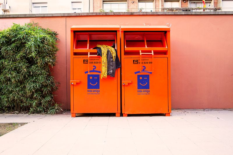 <div class='imageHoverDetail'>
             <p class='imageHoverTitle twoLineBreak'>Contenidors de reciclatge de roba</p>
             <p class='imageHoverAutor oneLineBreak'>Autor: Paola de Grenet</p>
             <button class='imageHoverBtn'>Mostra els detalls de la imatge <span class='sr-only'>Contenidors de reciclatge de roba</span></button>
             </div>