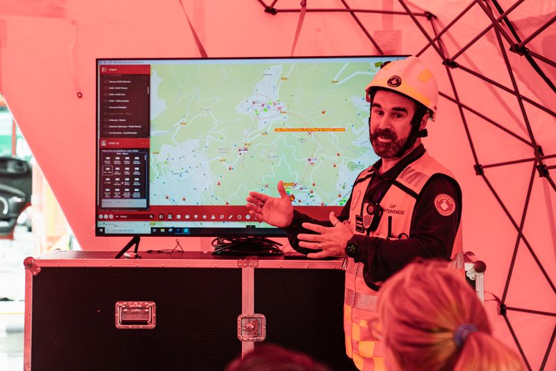 <div class='imageHoverDetail'>
             <p class='imageHoverTitle twoLineBreak'>Un bomber explica el simulacre d’incendi forestal a Collserola, el Tibidabo, ...</p>
             <p class='imageHoverAutor oneLineBreak'>Autor: Elena Pastor</p>
             <button class='imageHoverBtn'>Mostra els detalls de la imatge <span class='sr-only'>Un bomber explica el simulacre d’incendi forestal a Collserola, el Tibidabo, ...</span></button>
             </div>