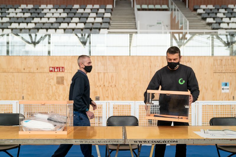 <div class='imageHoverDetail'>
             <p class='imageHoverTitle twoLineBreak'>Uns treballadors del dispositiu electoral col·loquen les urnes a sobre les ta...</p>
             <p class='imageHoverAutor oneLineBreak'>Autor: Clara Soler Chopo</p>
             <button class='imageHoverBtn'>Mostra els detalls de la imatge <span class='sr-only'>Uns treballadors del dispositiu electoral col·loquen les urnes a sobre les ta...</span></button>
             </div>