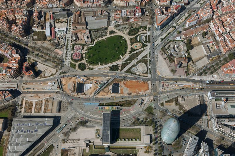 <div class='imageHoverDetail'>
             <p class='imageHoverTitle twoLineBreak'>Fotografia aèria de plaça de les Glòries del 13 de març de 2021 per veure l’e...</p>
             <p class='imageHoverAutor oneLineBreak'>Autor: Tavisa</p>
             <button class='imageHoverBtn'>Mostra els detalls de la imatge <span class='sr-only'>Fotografia aèria de plaça de les Glòries del 13 de març de 2021 per veure l’e...</span></button>
             </div>