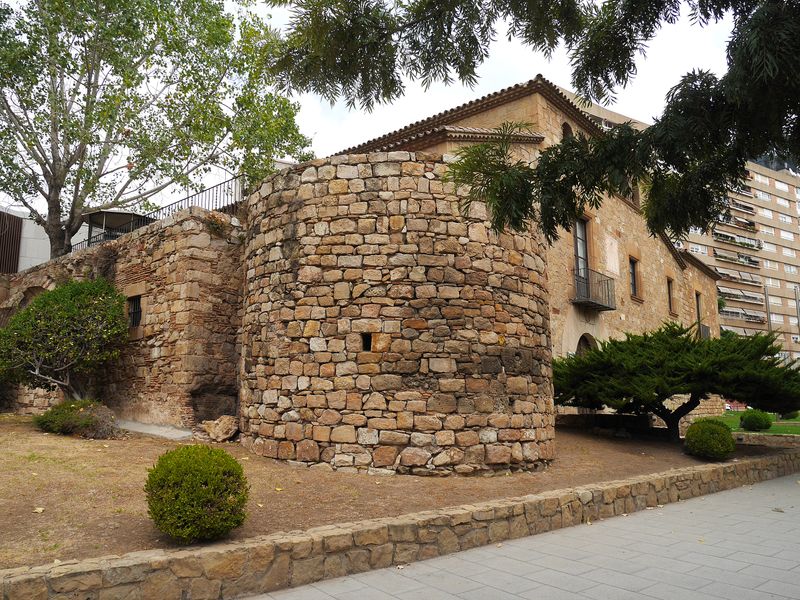 <div class='imageHoverDetail'>
             <p class='imageHoverTitle twoLineBreak'>Masia Torre Rodona. Can Vinyals de la Torre</p>
             <p class='imageHoverAutor oneLineBreak'>Autor: Vicente Zambrano González</p>
             <button class='imageHoverBtn'>Mostra els detalls de la imatge <span class='sr-only'>Masia Torre Rodona. Can Vinyals de la Torre</span></button>
             </div>