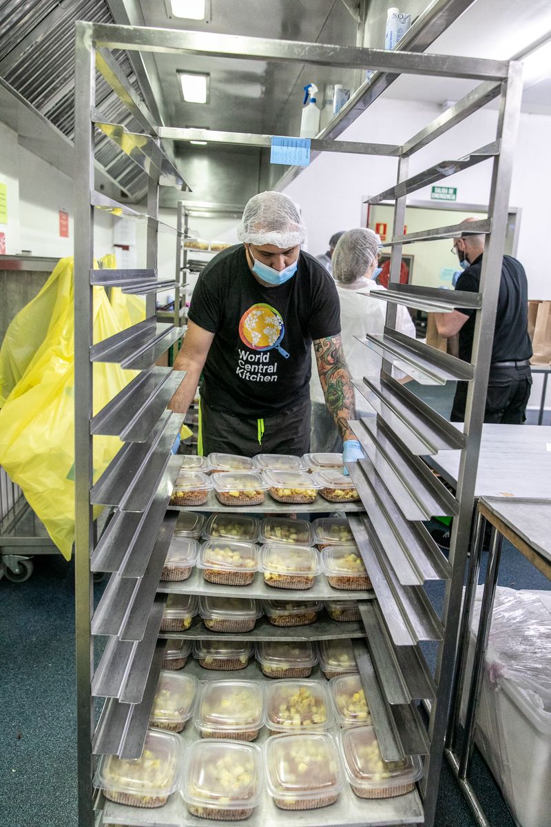 <div class='imageHoverDetail'>
             <p class='imageHoverTitle twoLineBreak'>Un dels voluntaris col·loca safates amb envasos de menjar a una prestatgeria</p>
             <p class='imageHoverAutor oneLineBreak'>Autor: Edu Bayer</p>
             <button class='imageHoverBtn'>Mostra els detalls de la imatge <span class='sr-only'>Un dels voluntaris col·loca safates amb envasos de menjar a una prestatgeria</span></button>
             </div>